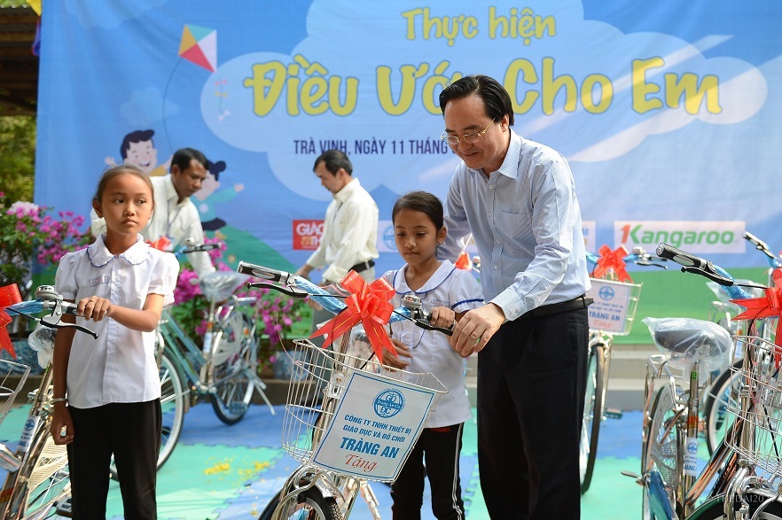 Bộ trưởng GD-ĐT tặng phòng máy tính, xe đạp cho học sinh Trà Vinh